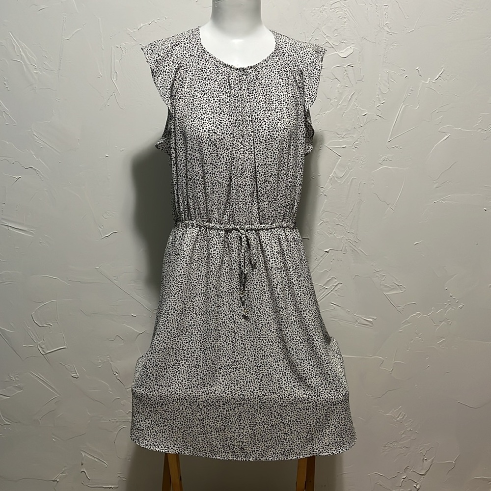 Black and white lightweight dress with waist tie and short sleeves